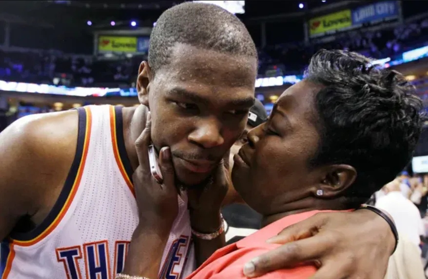 媽媽真偉大/挨餓入睡扛起家計　杜蘭特感念母親犧牲奉獻：妳才是真正的MVP