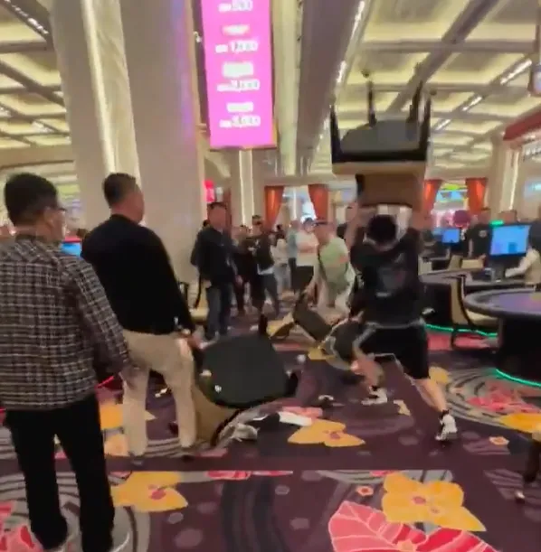 影/玩「百家樂」起衝突！8陸客在澳門賭場上演「格鬥賽」　被下令禁止再入境