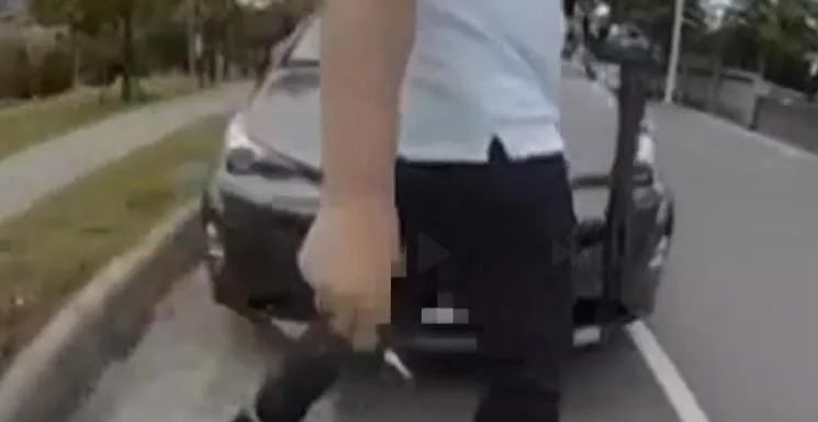 影/特斯拉遭3秒膠封門！民生社區吃個飯出事　「哨兵模式」揪出光頭男