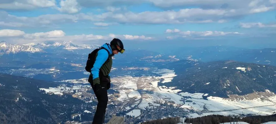 影/高空滑索教練「安全扣失靈」墜3層樓身亡　校外教學師生目睹驚悚畫面