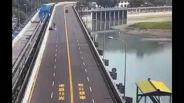 影/死亡畫面曝！南投婦橫跨3車道　撞飛女騎士斷氣