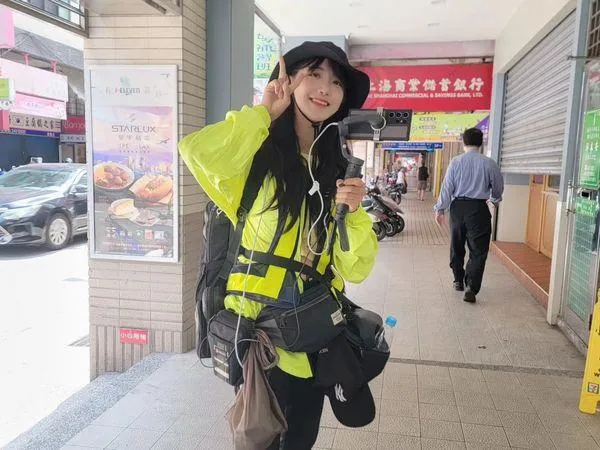 企鵝妹徒步環島「過馬路等2分鐘沒車要讓」！　網轟：丟臉丟到國外