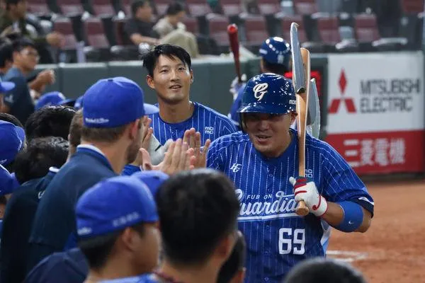 2分砲炸裂！換回弟弟張育成「戰斧球棒」　張進德本季首轟出爐