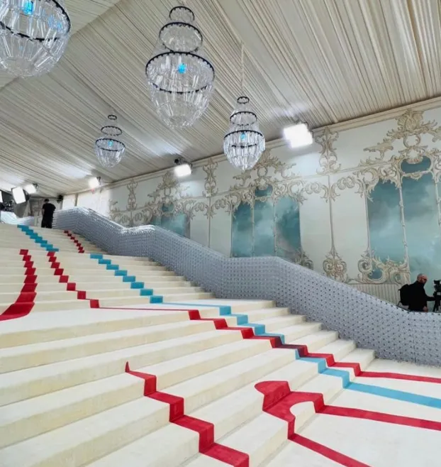 影/Met Gala紅毯走秀驚現「小強」全場自動繞道　出場幾分鐘慘遭踩死