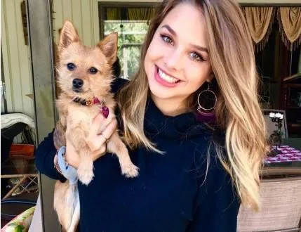 正妹護理師打嗝1年停不了「就醫竟是第3期癌症」　身體冒2症狀要小心