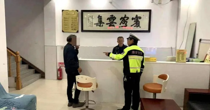 休息站上完廁所驚見客運開走　天兵男沿高速「狂追2公里」結果冏了