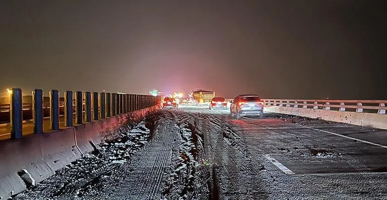 台61線晚間突遭「土攻」　9車及1重機慘打滑撞護欄　罪魁禍首還在查