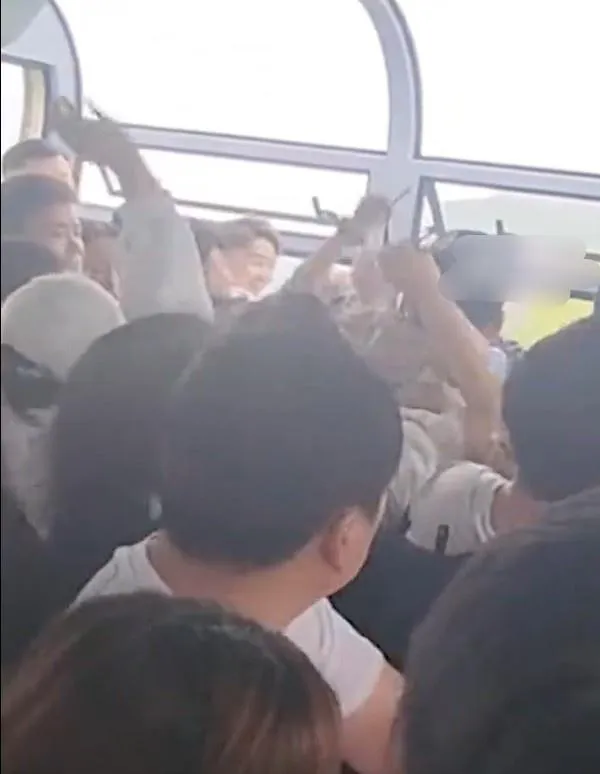 影/五一長假河南寶泉崖天下景區　遊客爭位打卡纜車上演「MMA」