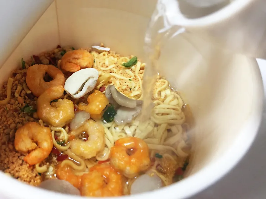 泡麵不是熱量炸彈！醫揭吃泡麵未必會變胖「3小技巧」可減少身體負擔