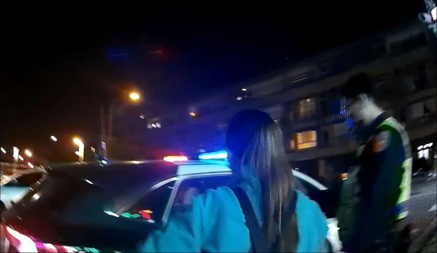 竟是家暴前夫的悍女！台中警見她夜半趴睡超商　上前關心發現竟是通緝犯