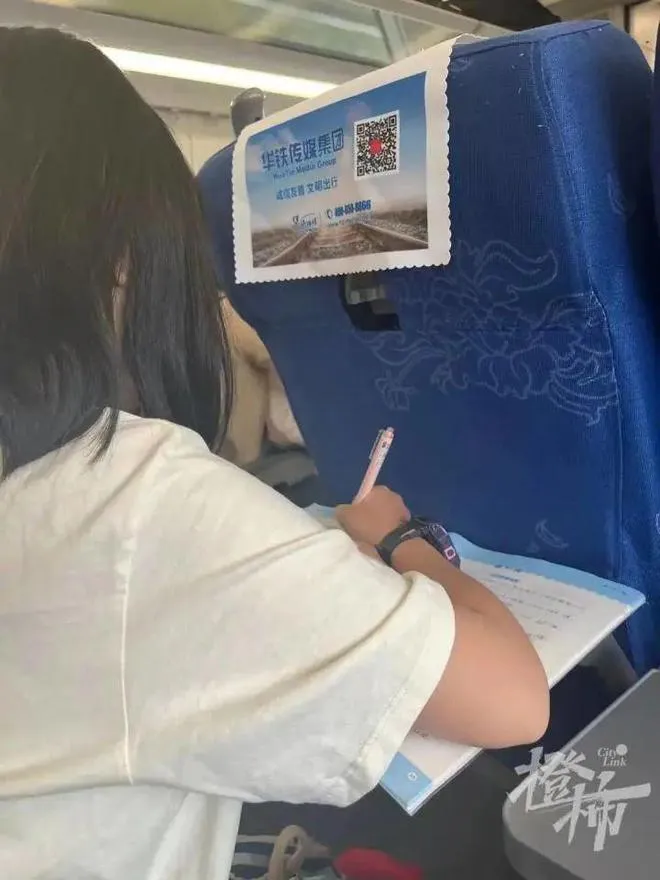 影/五一長假近尾聲「整車小朋友都在趕作業」　陸網友笑噴：出來玩總是要還的