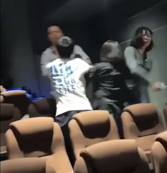 影/4男女看《灌籃高手》上演全武行　網笑：比電影還熱血