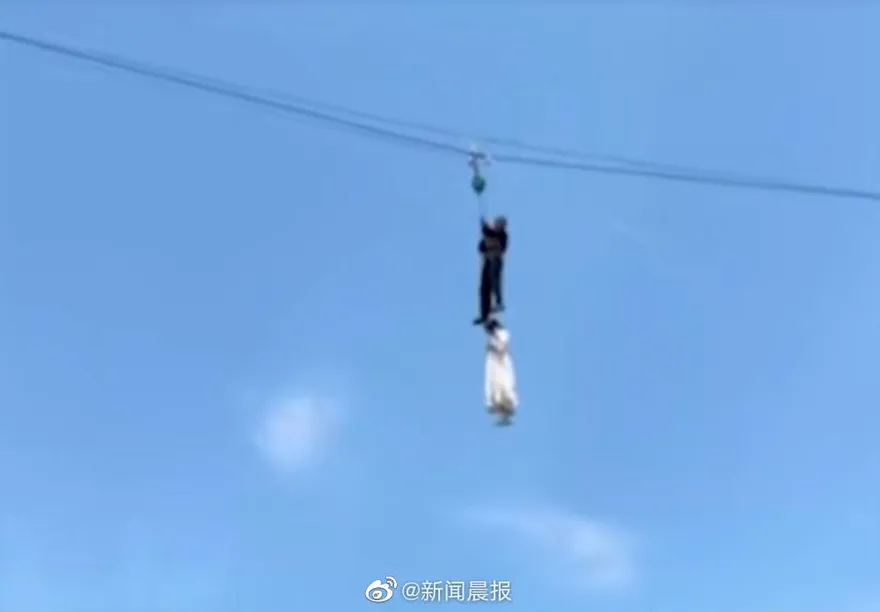 影/走鋼絲一腳踩空…「掛半空中20分鐘」　遊樂場：保護措施太多起反作用