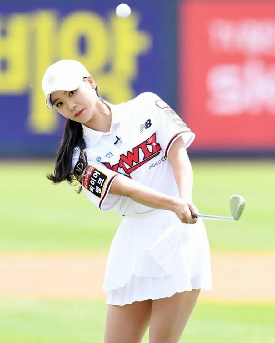 影/女神一桿進套！韓高爾夫正妹跨界開球　大聯盟看了也羨慕