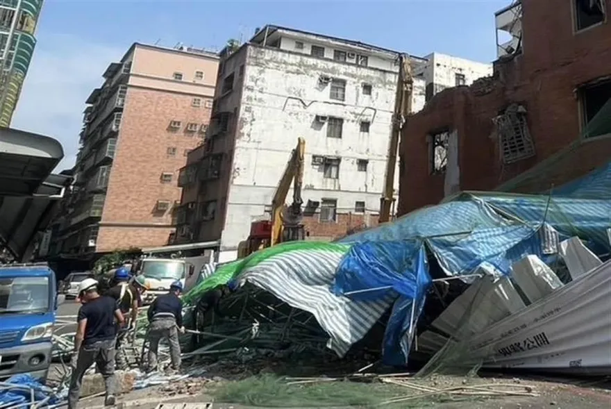 轟隆巨響！新北三重危老建築鷹架突倒塌　住戶嚇壞