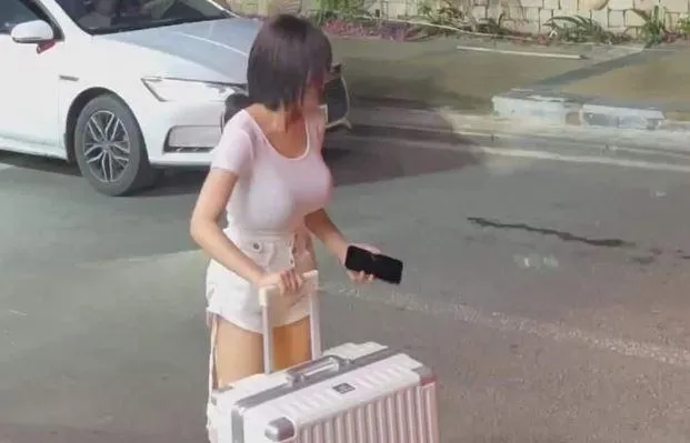短髮妹穿爆乳拖行李！渾圓UU一片白T難遮　真實身分曝光鄉民全暴動