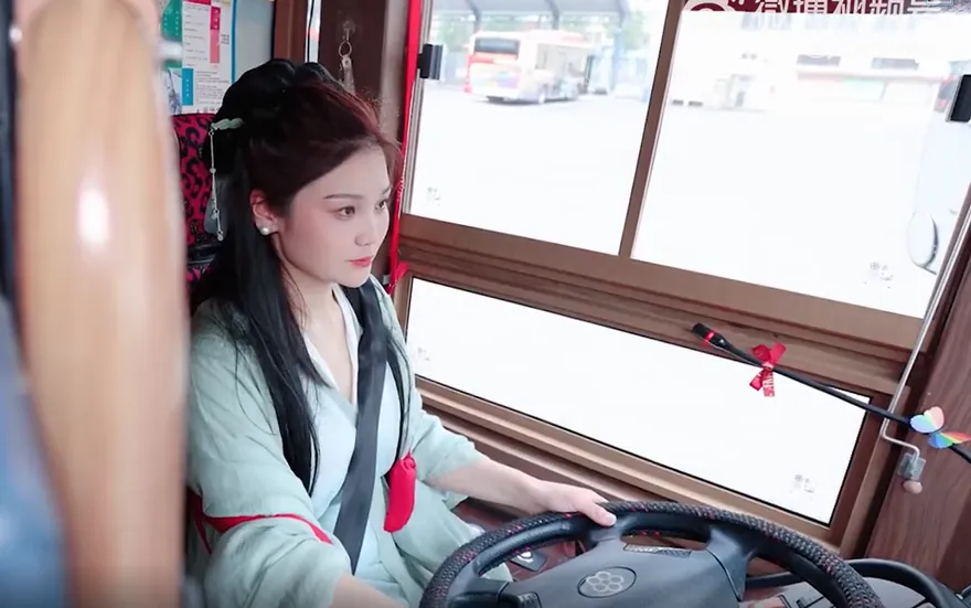 影/江西90後「超仙女司機」穿漢服開公車　乘客讚爆：又美又颯！