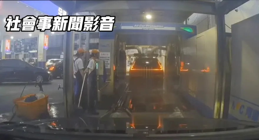 影/忘記打N檔？瑞典國寶KO洗車機　後車駕駛神預言：離它遠一點！