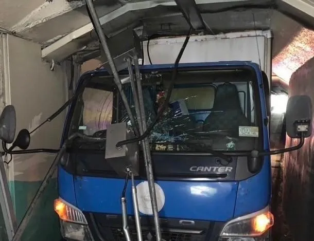 疑恍神肇事！小貨車竟「插入」機車道慘卡地下道　警方開罰了