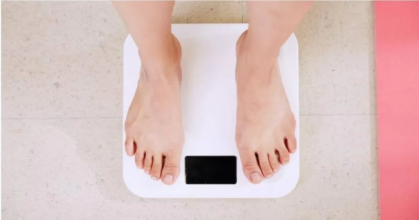 比喝水更有效！研究：喝「無糖汽水」減重更快　腰圍、臀圍減更多