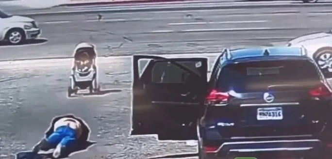 影/驚險片！嬰兒車遭怪風吹向快速道路　母跌倒軟腳無力救援