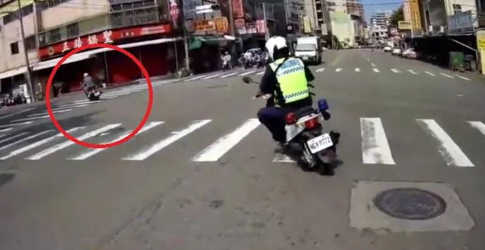 影/公然違規警不理！被提醒「闖燈ㄟ」才鳴笛衝　他魔性笑聲超邪惡
