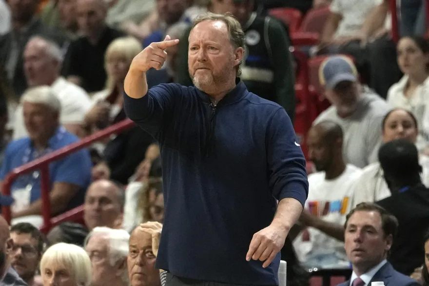 教頭難當！龍頭公鹿季後賽首輪慘遭「黑八恥辱」　冠軍總教練被譙翻黯然下課