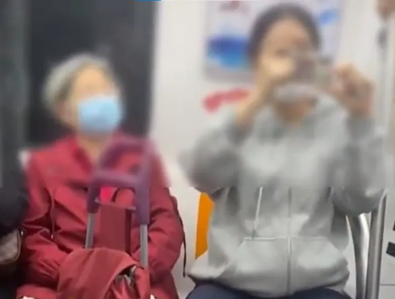 影/男子暈車坐博愛座休息　遭孕婦強逼讓坐還「拿手機狂拍」