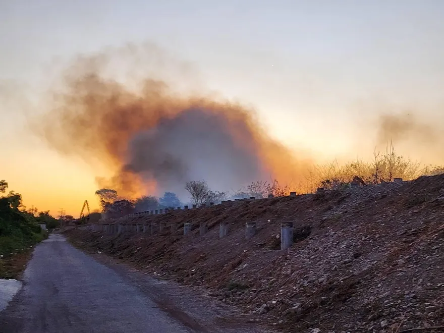 濃煙直竄天際！佳冬堤防火舌照亮夜空　綿延數公里宛如「末日場景」