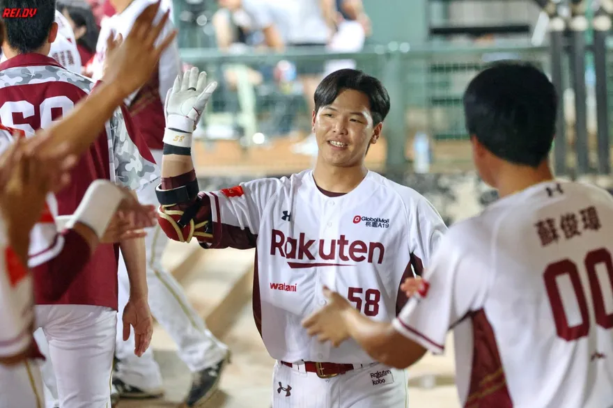 影/廖健富連7打數敲安連莊單場MVP　賽後羞問李多慧：喜歡台灣嗎？