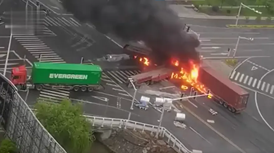 影/江蘇4日凌晨傳重大車禍　3大貨車車頭對撞爆炸起火...目擊者稱有人當場死亡