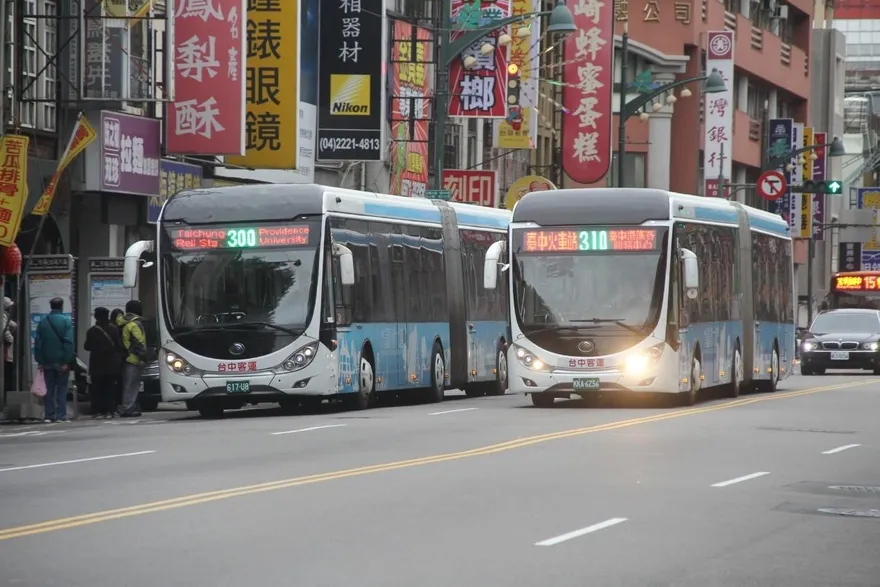 影/又是台中公車！「蛇行急切壓中線」客運900路危駕挨轟