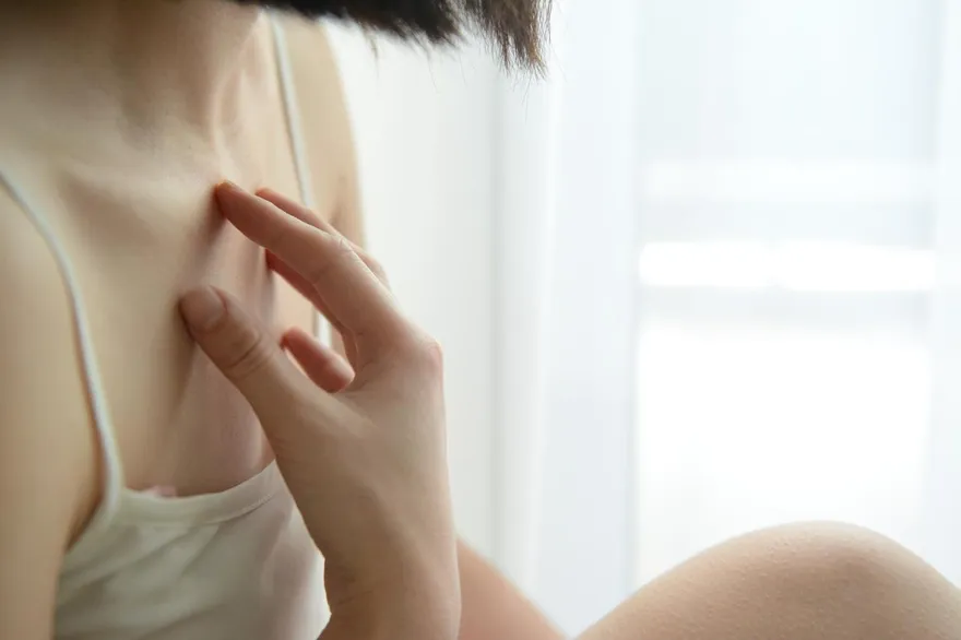 膿疱、衣服黏一起一動就撕裂皮膚！醫：全身型膿疱性乾癬６症狀