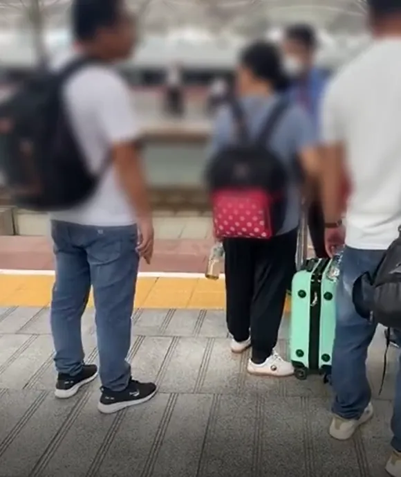影/看不懂車站告示牌　旅客開口問反被工作人員嗆「回家學好再來坐車」