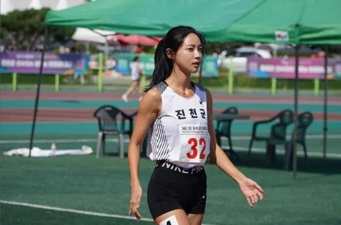 影/田徑Karina！跑道上的女神快到男人追不上　曾登表特版網狂讚「正翻掉」
