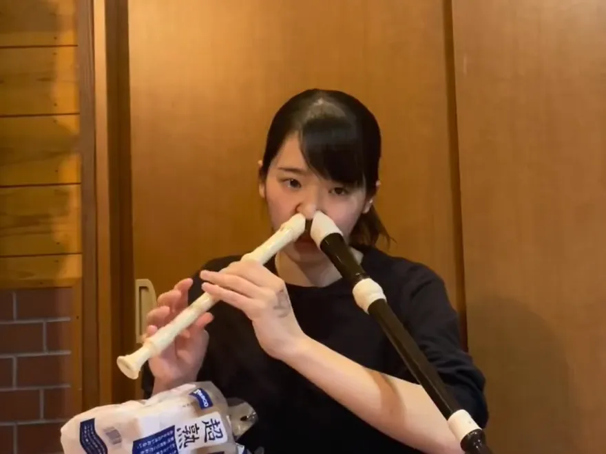 影/2個鼻孔吹2根笛！奇葩櫻花妹「吹笛」影片引近千萬人瘋看　這些名曲她都會