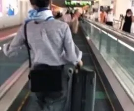 就快趕不上飛機！　女地勤見狀幫扛行李「穿高跟鞋跑1公里」…結局曝光