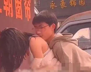 小情侶當街激戰！躲貨車旁「忘情衝刺」　升天過程全被錄下