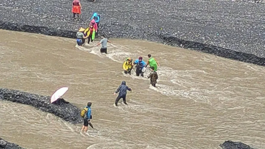 影/雨彈炸南投！丹大林道又坍方　3團登山隊60人渡河！脫困畫面曝