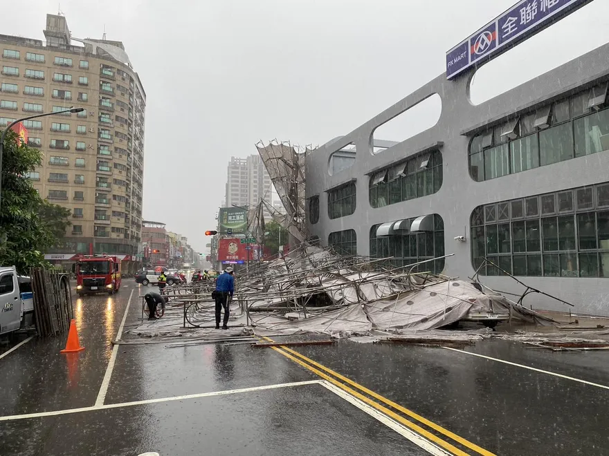 影/高雄左營2層樓鷹架倒塌！幸無行人路過　5車遭重壓受損