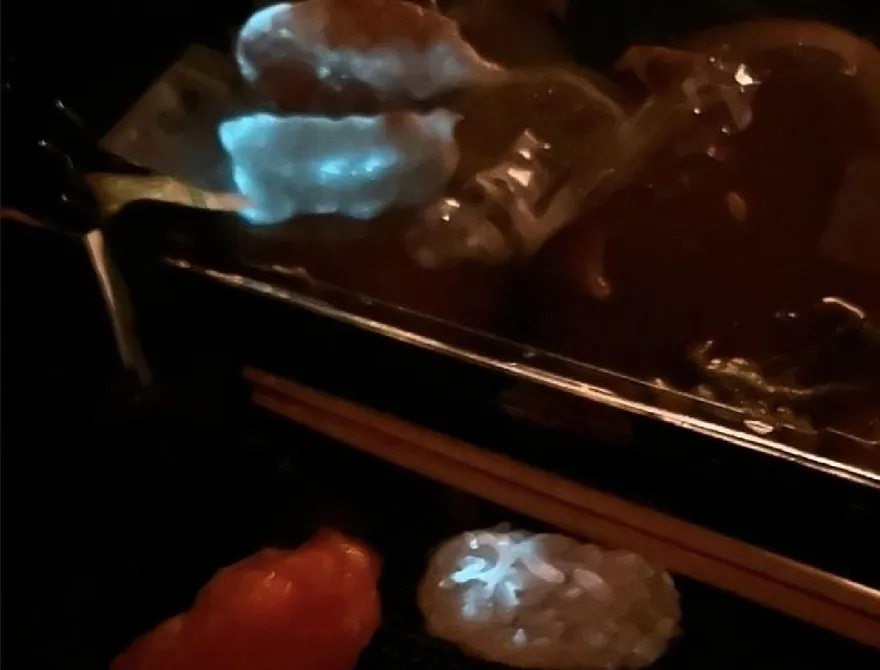 她買到「阿凡達壽司」蝦身散發詭異藍光　理化老師解釋了