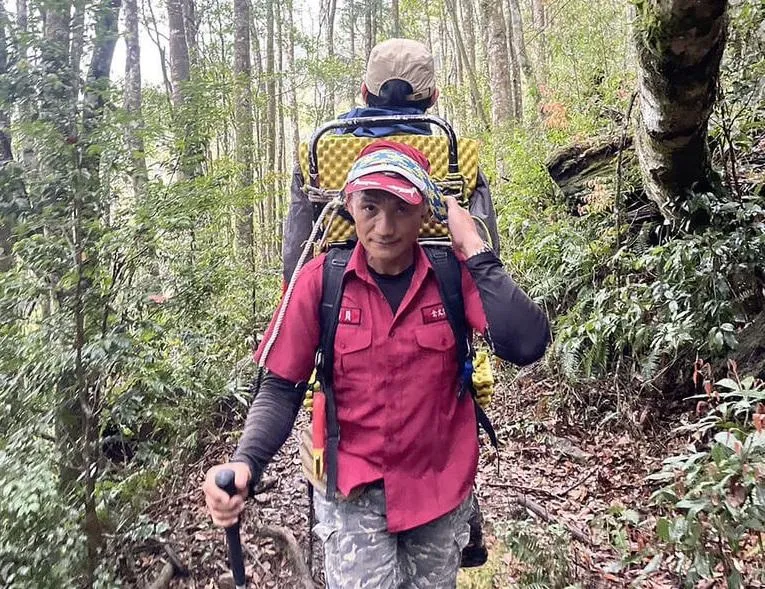超強！男攀登西巒大山「疑爆高山症又受傷」　靠他整路背下山送醫