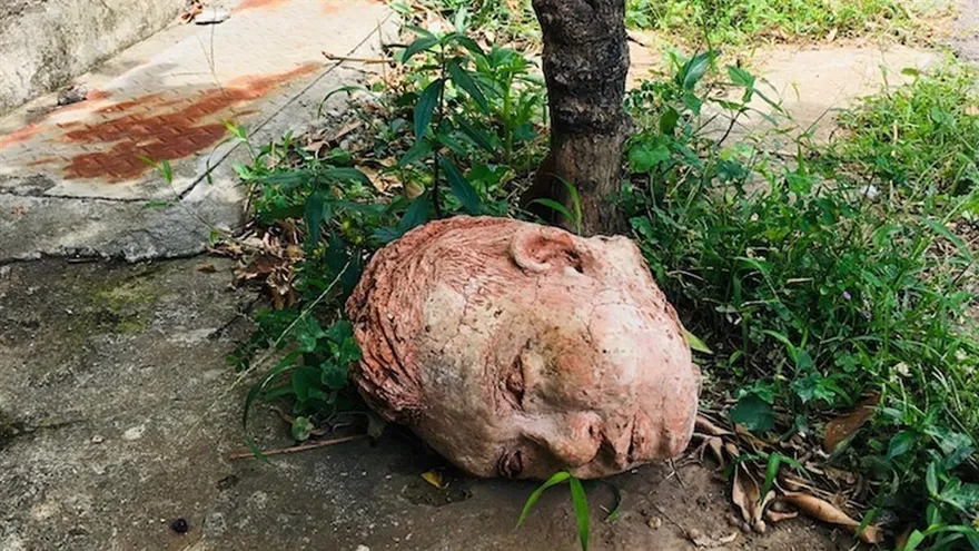 恐怖慎入！民眾路邊驚見假人頭　當場嚇傻「掉」頭就跑