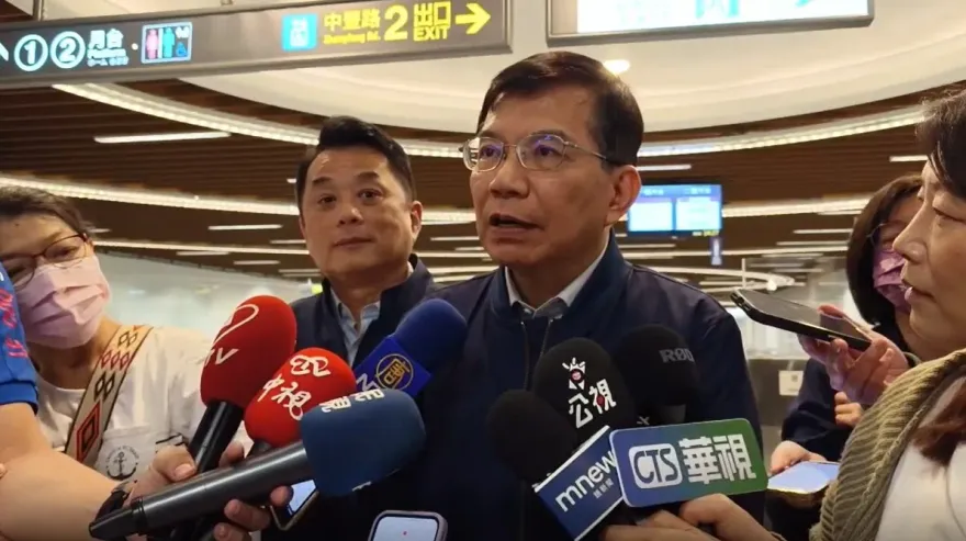 行人闖紅燈也要停讓「駕駛人炸鍋」　王國材：500元罰則將提高