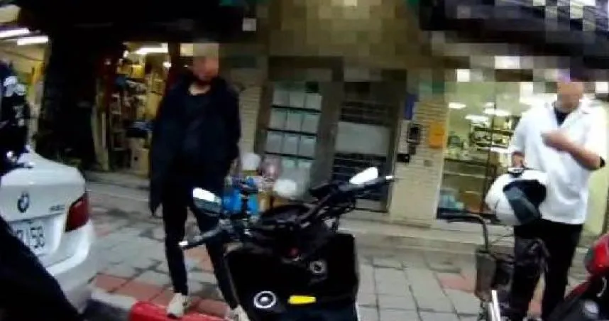 不當超車騎士嚇到飆髒話！男不滿追車理論還動手推人　他爆氣怒檢舉