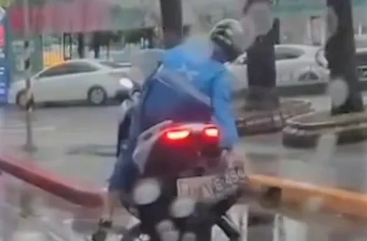 影/騎士當街1秒換車牌！網酸「川劇變臉機車版」　涉偽造文書警方要開罰