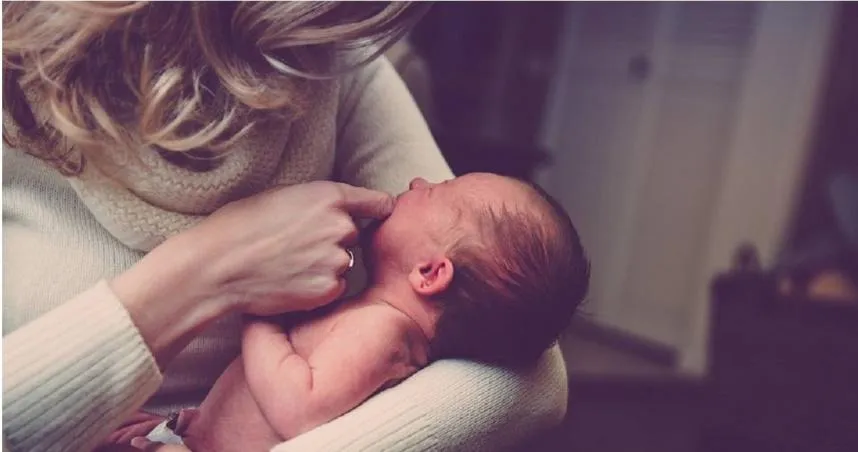 昏厥前「緊抱懷中嬰」遞給婆婆才倒下！醫集氣盼清醒：偉大的母愛