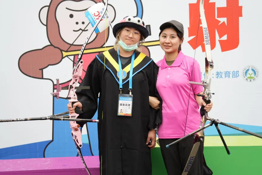 夜市「粉紅射手」吸睛　東海余冠廷靠射箭「消極掰」