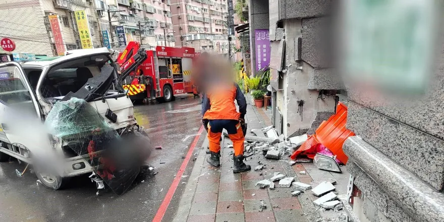 影/新手上路秒噴維修費！菜鳥貨車駕駛跟手排車「不熟」 糗撞爛大樓柱子車頭半毀