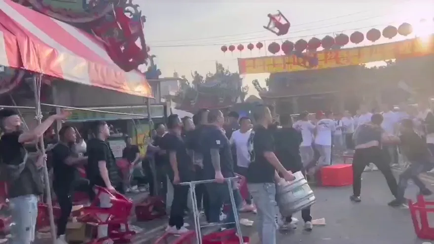 影/朝天宮媽祖出巡　停駕水仙宮赴「平安宴」竟遭黑衣人鬧場